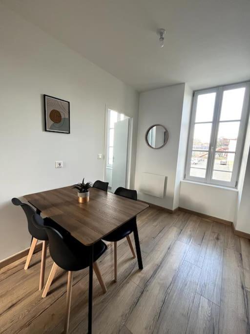 Le Duplex Tout Confort Bressuire Eksteriør bilde